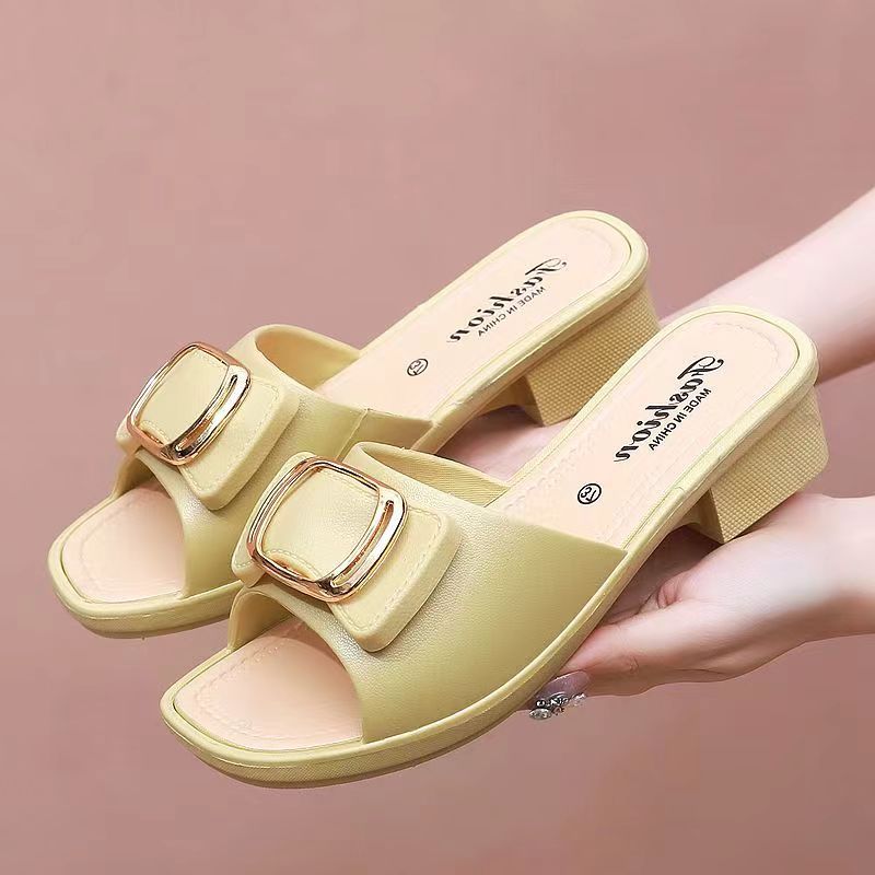  thick-soled slippers